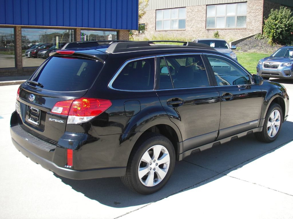 Used 2011 Subaru Outback 2.5i Premium w/ All-Weather Pkg AWD/4WD image 5