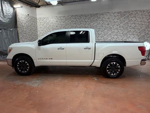 Used 2019 Nissan Titan SV image 4