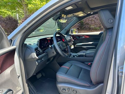 Used 2026 Chevrolet Traverse RS FWD image 43