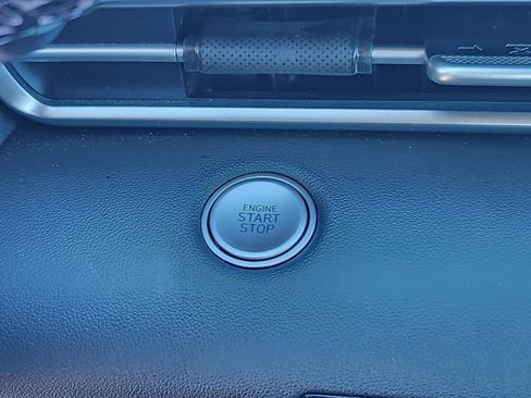 Used 2025 Hyundai Elantra Hybrid FWD image 17