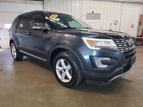 Used 2017 Ford Explorer XLT w/ XLT Technology Feature Bundle image 2