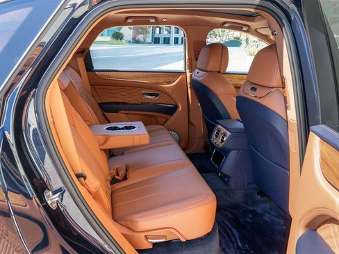 Used 2024 Bentley Bentayga image 9