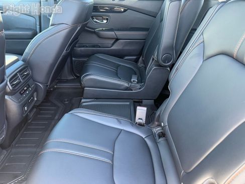 Used 2025 Honda Pilot TrailSport image 28