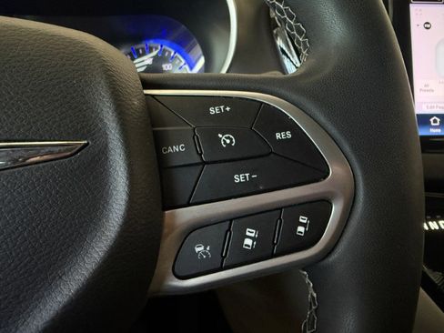 Used 2023 Chrysler Pacifica Touring-L FWD image 37