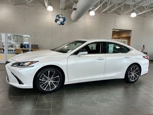 Used 2024 Lexus ES 350 w/ Premium Package FWD image 4