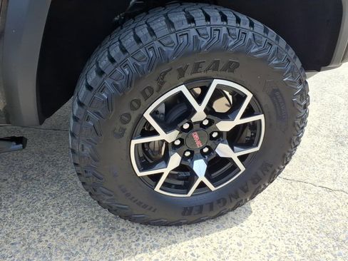 Used 2024 GMC Canyon AT4X AWD/4WD image 9