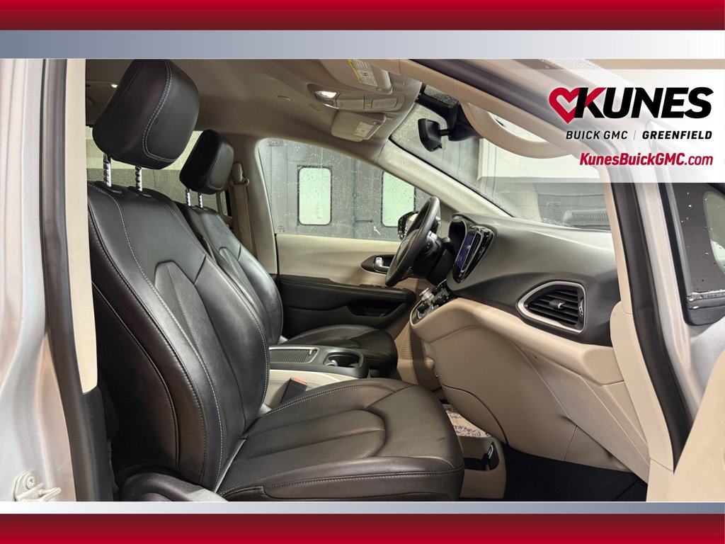 Used 2024 Chrysler Pacifica Touring-L FWD image 37