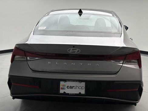 Used 2025 Hyundai Elantra SE image 4