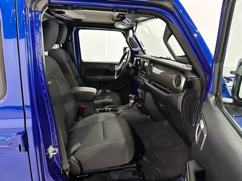 Used 2019 Jeep Wrangler Unlimited Sahara w/ Safetytec Group AWD/4WD image 17