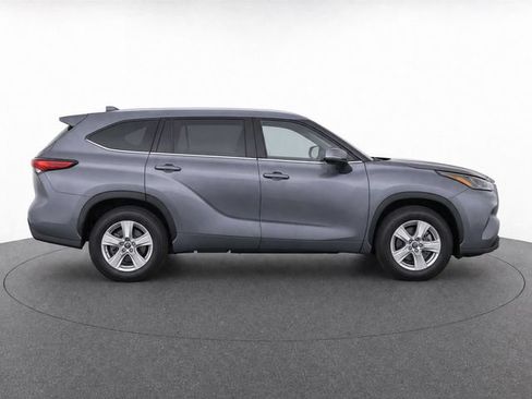 Used 2023 Toyota Highlander LE FWD image 4