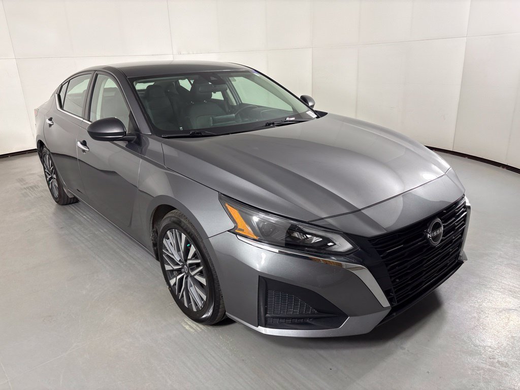 Used 2024 Nissan Altima 2.5 SV FWD image 2