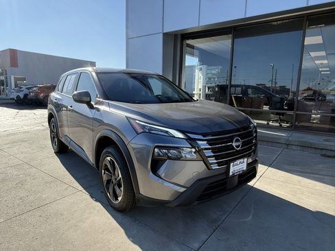 Used 2024 Nissan Rogue SV image 1