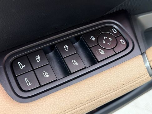 Certified 2025 Porsche Cayenne AWD/4WD image 28