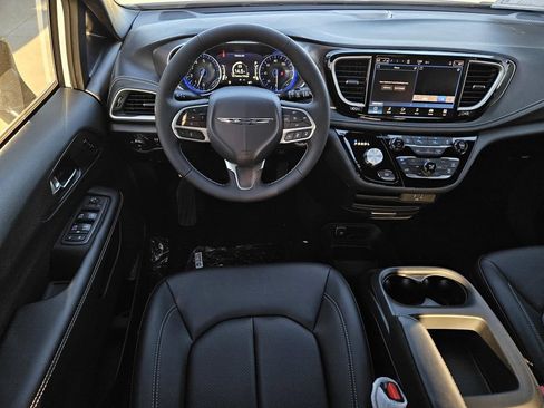 New 2026 Chrysler Pacifica Select FWD image 16