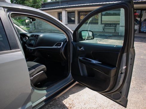 Used 2019 Dodge Journey SE w/ Connectivity Group FWD image 37