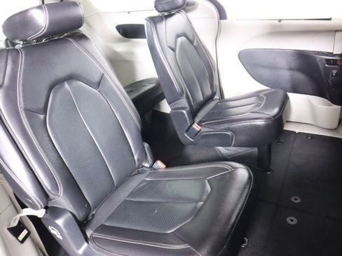 Used 2022 Chrysler Pacifica Touring-L w/ Uconnect Theater Family Group FWD image 43