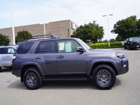 Used 2022 Toyota 4Runner SR5 Premium w/ Moonroof Package RWD image 4