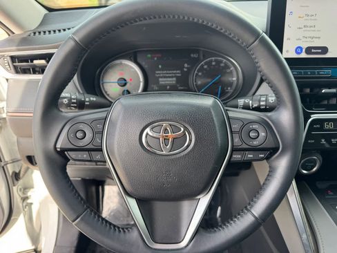 Used 2023 Toyota Venza XLE image 17