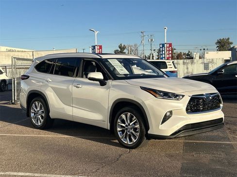 Used 2024 Toyota Highlander Limited image 2