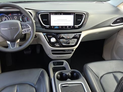 Used 2023 Chrysler Pacifica Touring-L image 13