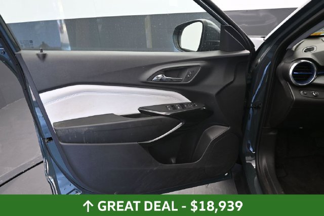 Used 2025 Chevrolet Trax LT FWD image 19