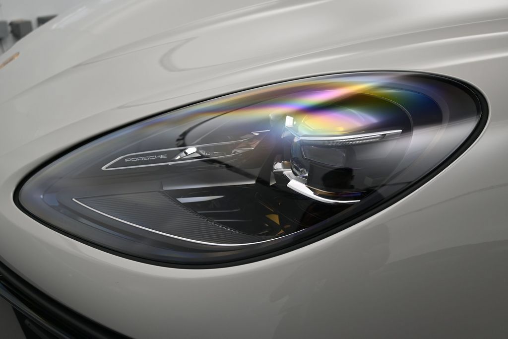 Certified 2024 Porsche Macan AWD/4WD image 32