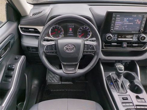 Used 2021 Toyota Highlander LE image 16