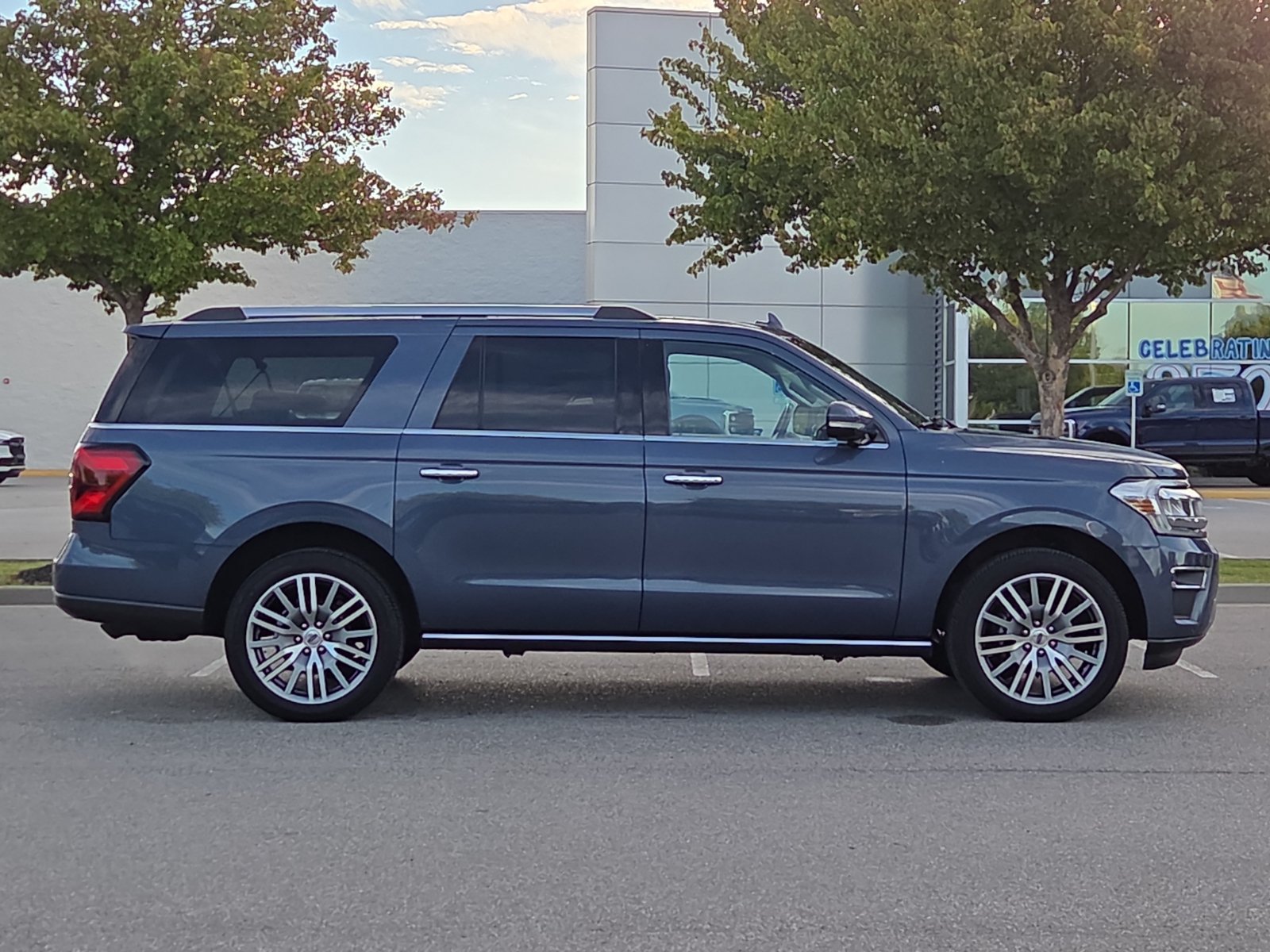 Used 2022 Ford Expedition Max Limited AWD/4WD image 6