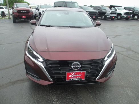 Used 2024 Nissan Altima 2.5 SV w/ SV Premium Package FWD image 11