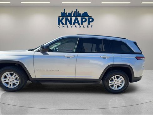 Used 2023 Jeep Grand Cherokee Laredo image 2