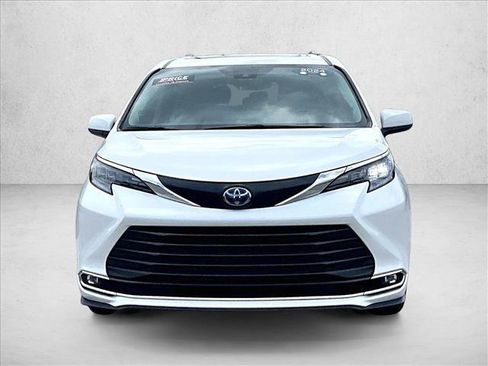 Used 2024 Toyota Sienna XLE w/ XLE Plus Package FWD image 3