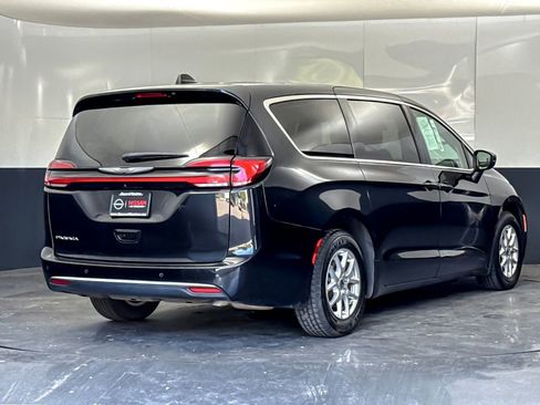 Used 2023 Chrysler Pacifica Touring-L FWD image 3