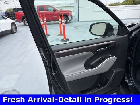 Used 2023 Toyota Highlander Limited image 11