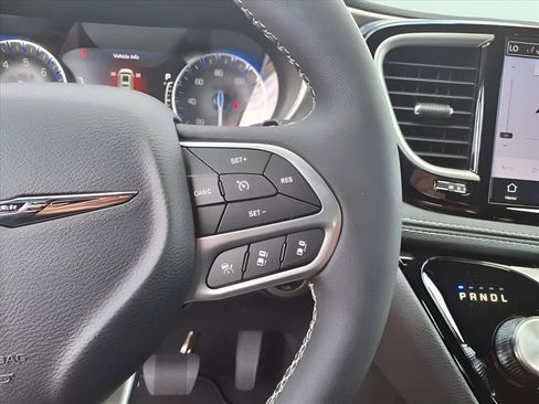 New 2026 Chrysler Pacifica Select image 16