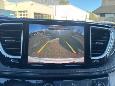 Used 2023 Chrysler Pacifica Touring-L image 20