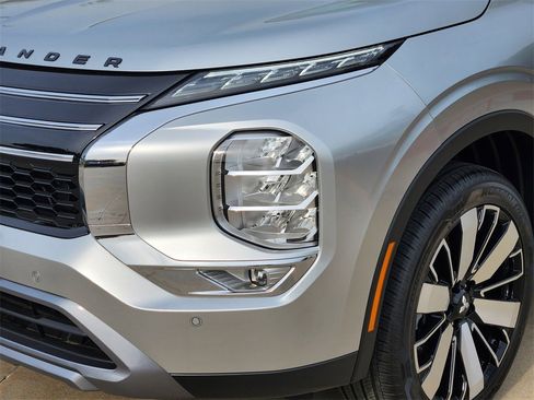 New 2025 Mitsubishi Outlander SE image 6