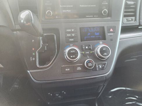 Used 2018 Toyota Sienna SE FWD image 14