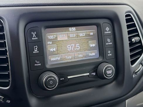 Used 2018 Jeep Compass Latitude FWD image 16