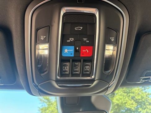 Used 2023 Jeep Grand Cherokee Limited w/ Black Appearance Package AWD/4WD image 18