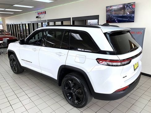 Used 2023 Jeep Grand Cherokee Altitude AWD/4WD image 5