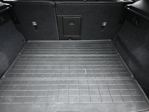 Used 2019 Volvo XC40 T5 R-Design image 18