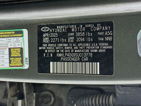 Used 2025 Hyundai Elantra Limited image 12