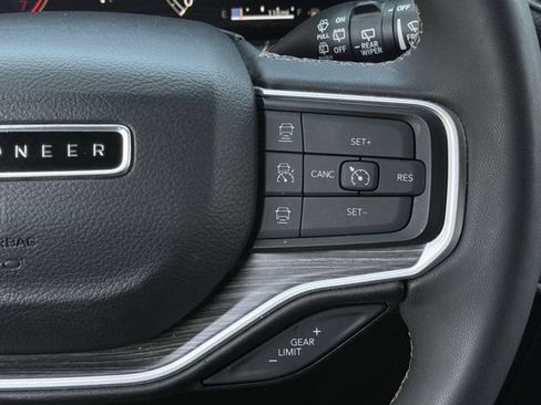 Used 2024 Jeep Wagoneer L Series II RWD image 15