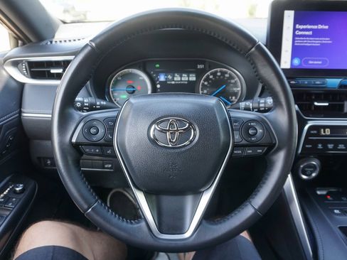 Used 2023 Toyota Venza XLE image 3