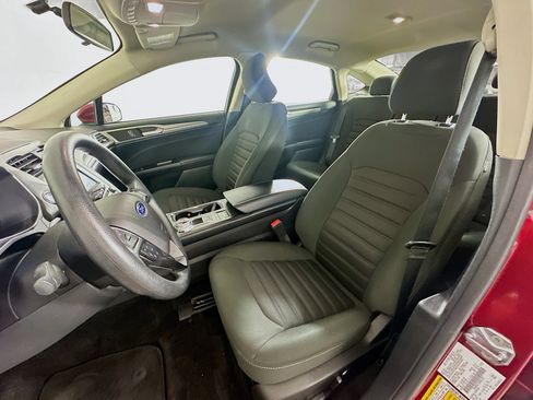 Used 2017 Ford Fusion SE w/ Fusion SE Technology Package FWD image 13