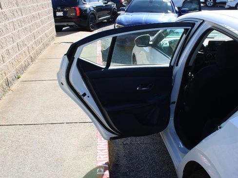 Used 2023 Nissan Sentra SV FWD image 14