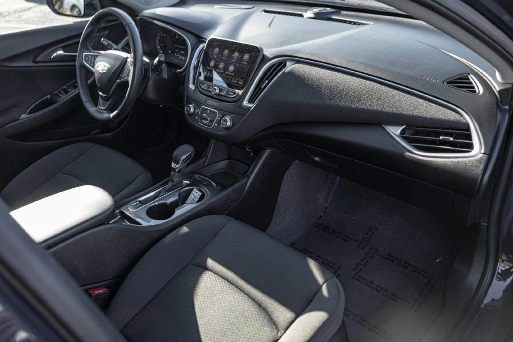 Used 2025 Chevrolet Malibu RS FWD image 30