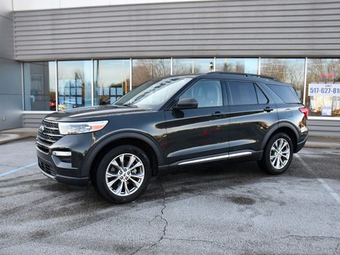 Used 2022 Ford Explorer XLT w/ Equipment Group 202A image 2