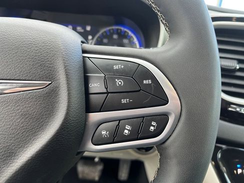 Used 2024 Chrysler Pacifica Touring-L image 21