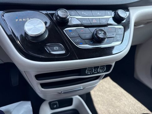 Used 2024 Chrysler Pacifica Touring-L FWD image 17
